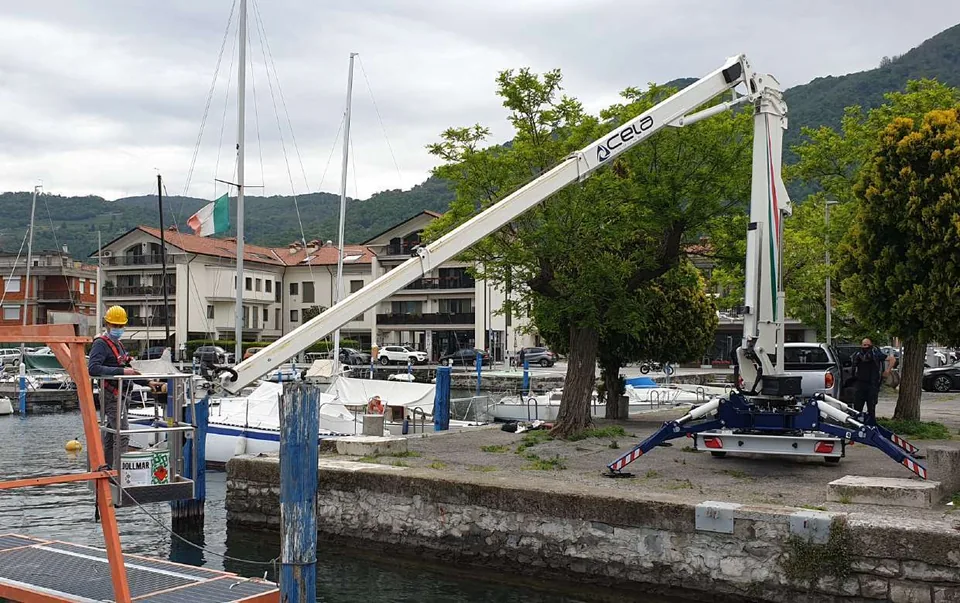 Plošina CELA DT 22 při práci u přístavu