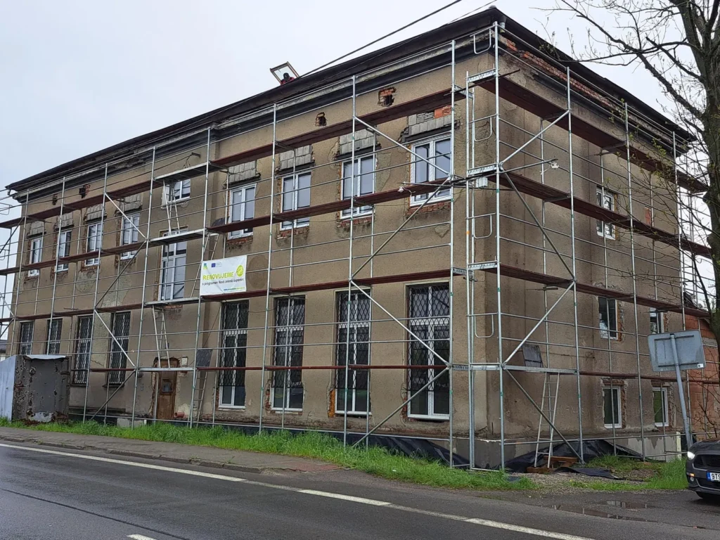 Fasádní lešení na bytovém domě, Ostrava