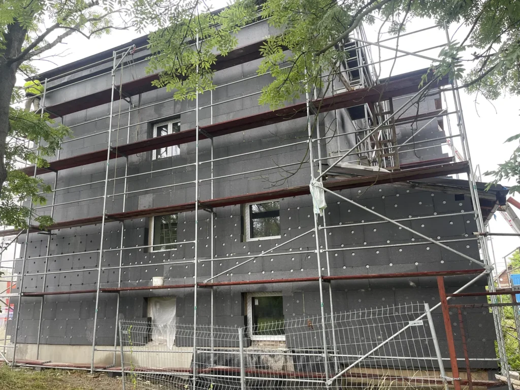 Lešení kolem budovy během zateplovacích prací