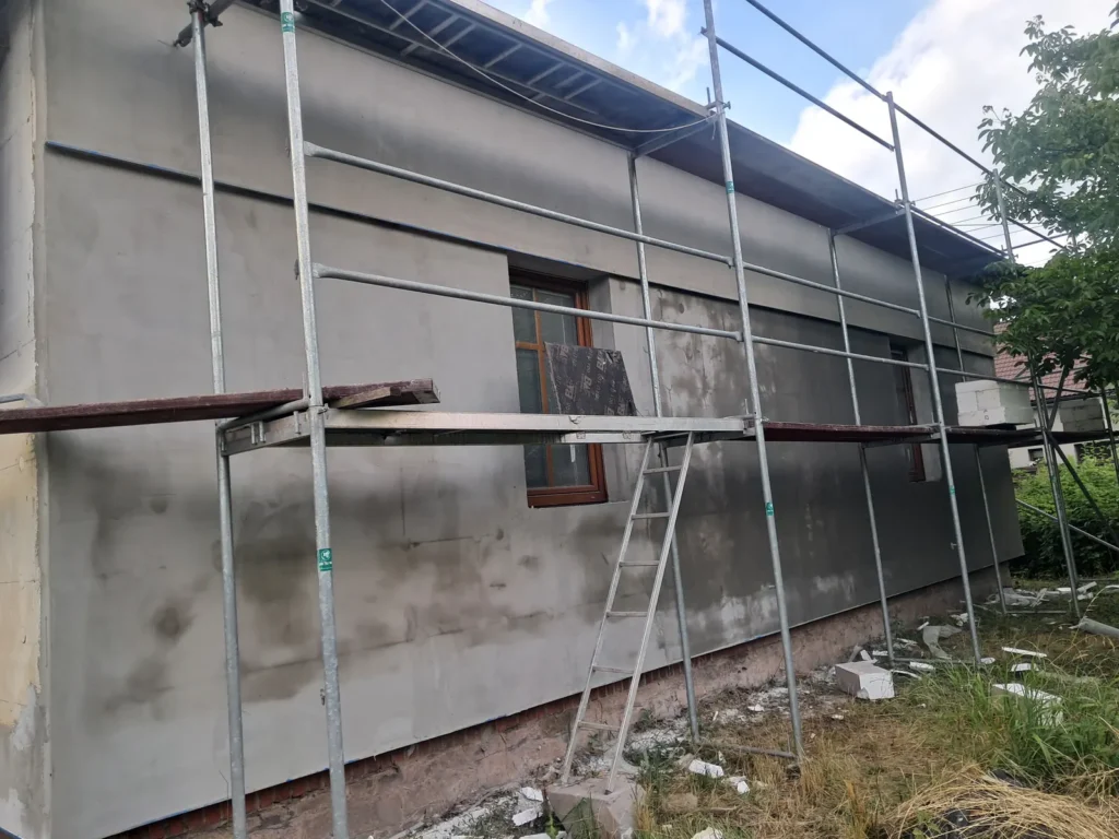 Lešení na rodinném domě s novou fasádou